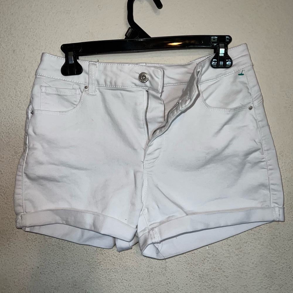 WHITE SHORTS 🩳